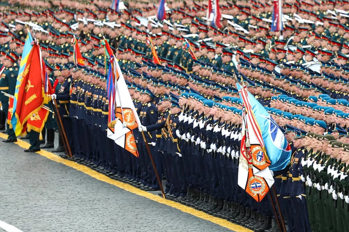 Без техники, но с «триколором» в небе: как изменится парад Победы на Красной площади