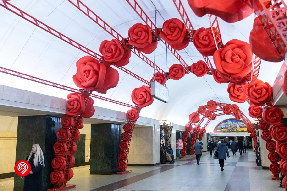 Москва готовится к 8 Марта: станцию метро «Трубная» украсят 400 алыми розами