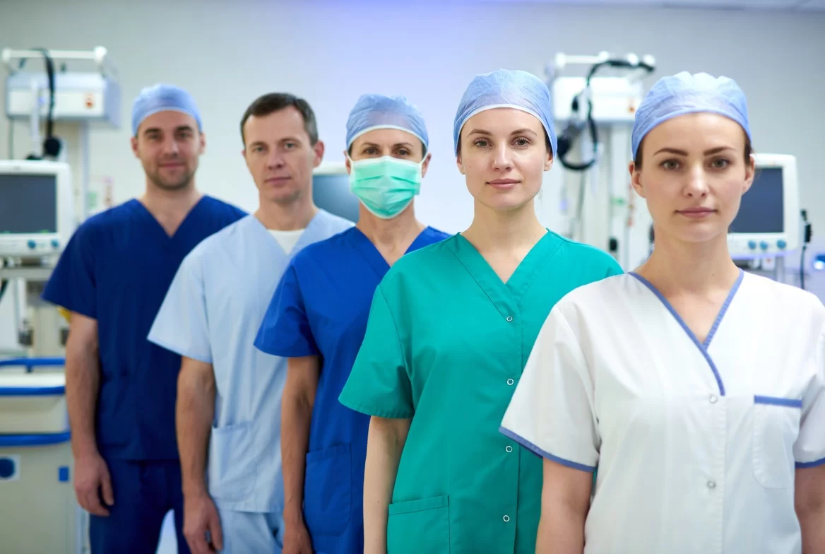 Врач рассказал о пользе цветовой дифференциации униформы медиков