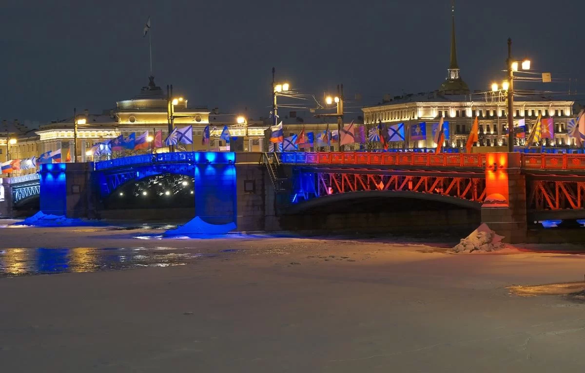 Вечером 23 февраля в Петербурге три моста окрасили в цвета российского флага