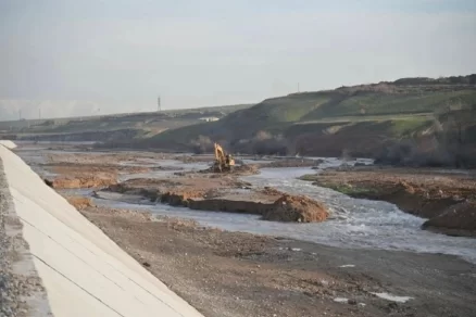 В Казахстане неустановленные лица повредили недавно возведенную дамбу
