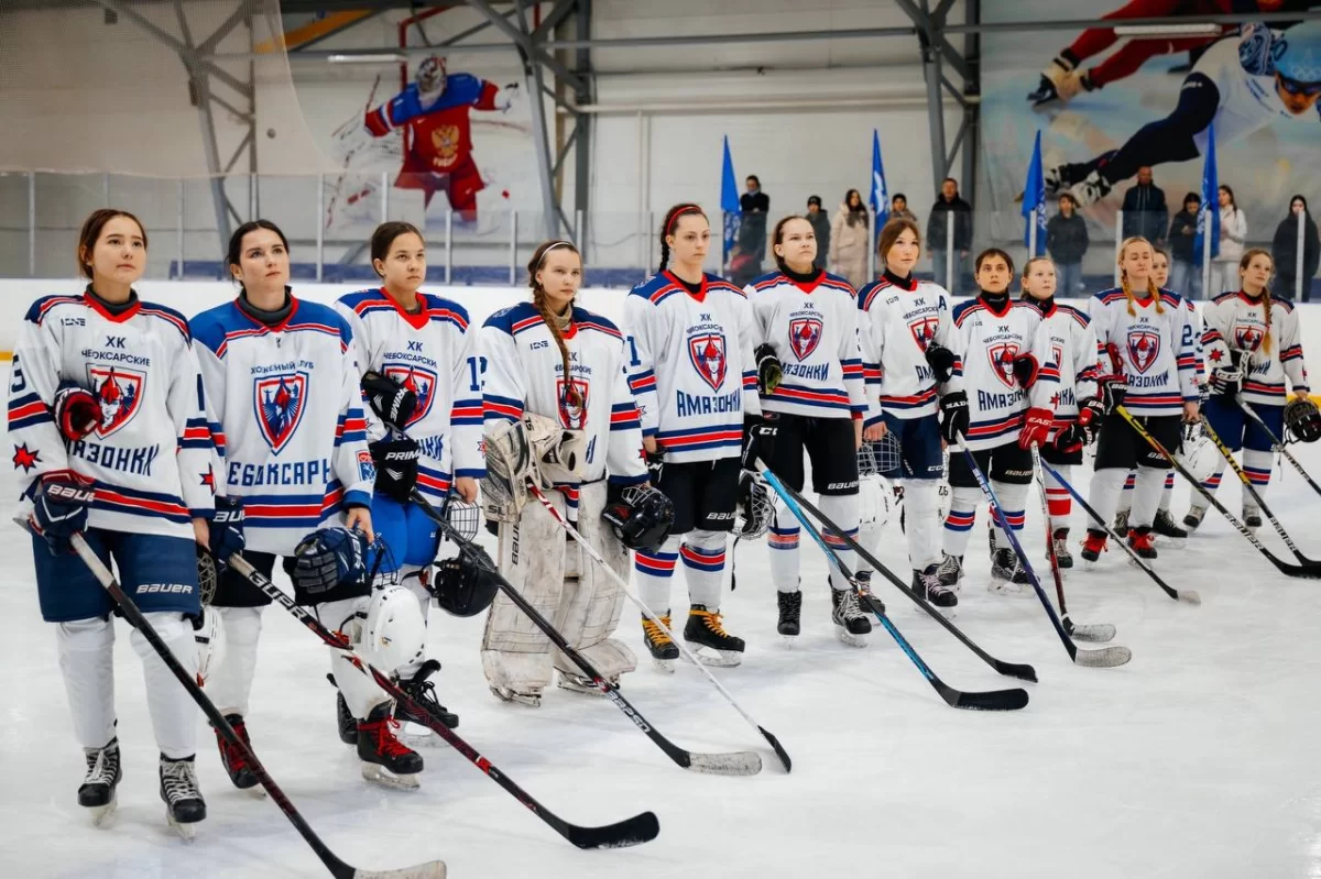 Мэр Станислав Трофимов: Женские команды «Госсовет ЧР» и «Чебоксарские Амазонки» открыли хоккейный турнир «Кубок Победы» в Чебоксарах