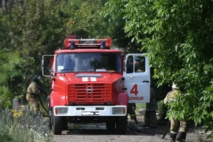 В Донецке при тушении пожара пострадали пять сотрудников МЧС России, пожарные сами добрались до больницы