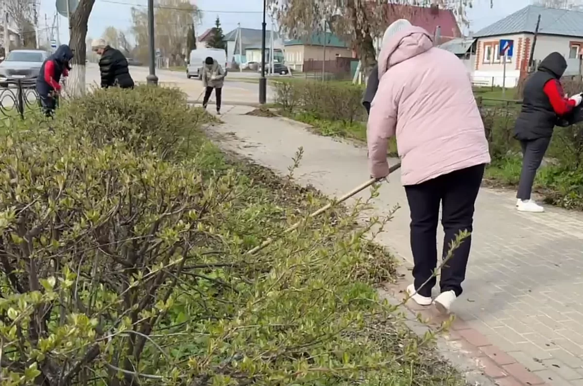 Жители Рассказова присоединились к Всероссийскому субботнику и благоустроили сквер на улице Комсомольской