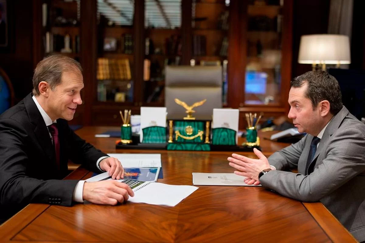 Губернатор Мурманской области Андрей Чибис поздравил первого вице-премьера РФ Дениса Мантурова с днём рождения