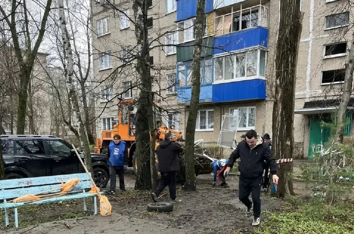 В Ельце устраняют последствия атаки беспилотников и помогают пострадавшим