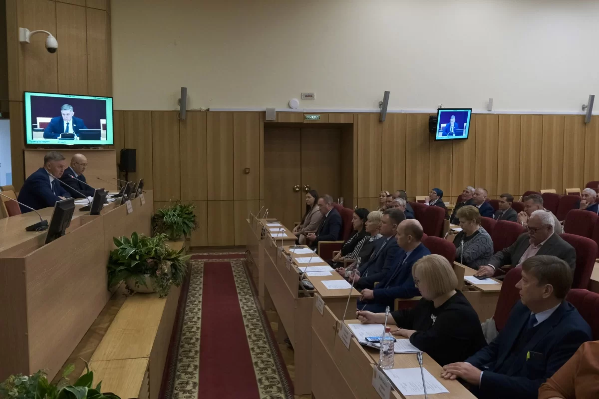 Спикер Заксобрания Кировской области Роман Береснев призвал муниципальных депутатов активнее включаться в разработку мер поддержки участников СВО