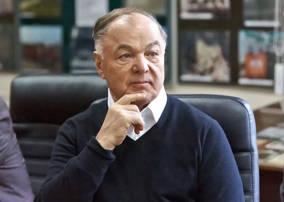 «Его имя связано с добром и заботой о родной земле»: Глава Адыгеи Мурат Кумпилов поздравил экс-президента республики и мецената Хазрета Совмена с днём рождения