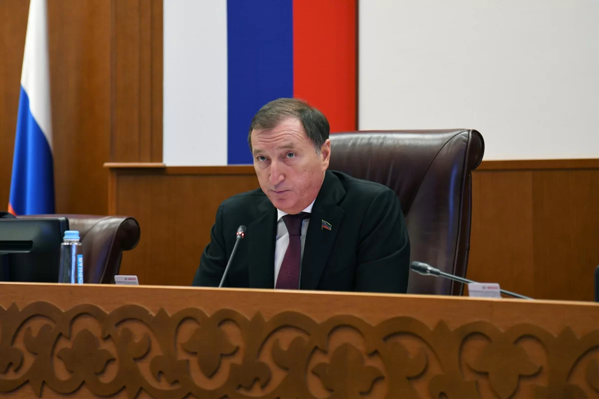 Спикер Народного Собрания РД Заур Аскендеров поздравил сенатора Сулеймана Керимова с присуждением почётного знака «За заслуги в развитии парламентаризма»