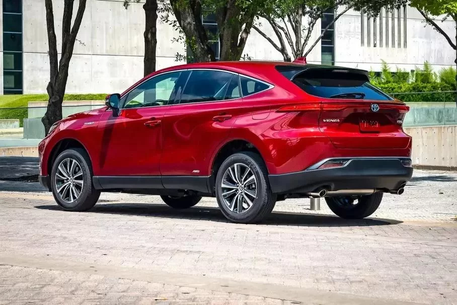 Юридический реверанс или начало возвращения? Hyundai и Toyota застолбили новые бренды в России