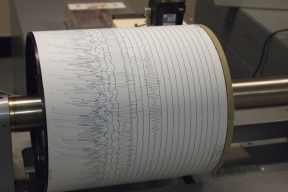 У берегов северных Курил произошло землетрясение магнитудой 4,5, население почувствовало слабые толчки