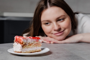 Scientists have found a link between loneliness and sweet tooth cravings