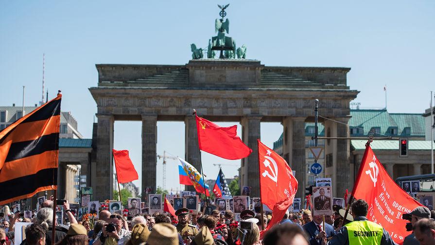 Посольство РФ потребовало отменить запрет на атрибутику Дня Победы в Берлине