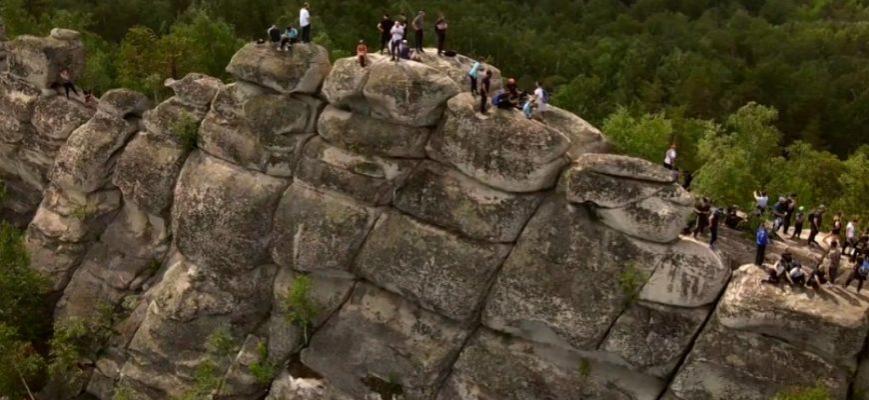 В штате Аризона США туристка, гуляя с мужем и ребенком, упала со скалы и разбилась