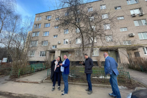 Анна Кротова осмотрела проблемный двор на улице Калинина в Лобне