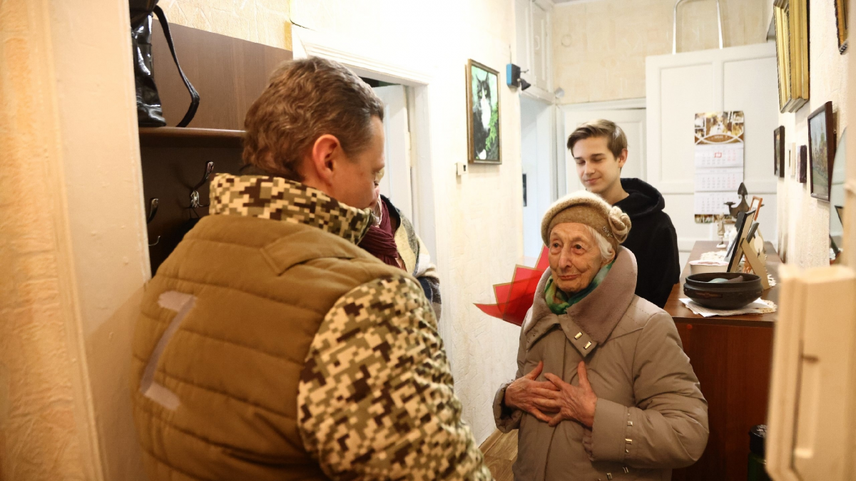 В Череповце врио губернатора Филимонов лично поздравил со 100-летием ветерана ВОВ
