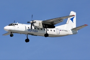 Два колеса шасси лопнули при посадке у пассажирского самолета Ан-24 в Якутии, прокуратура начала проверку инцидента
