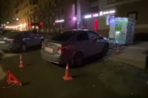В Нижнем Новгороде автоледи перепутала педали, сбила женщину на тротуаре и аппарат с водой